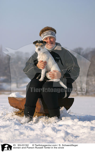 Frau und Parson Russell Terrier im Schnee / woman and Parson Russell Terrier in the snow / SS-03192