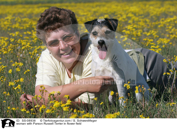 Frau mit Parson Russell Terrier auf Blumenwiese / woman with Parson Russell Terrier in flower field / SS-08938