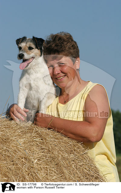 Frau mit Parson Russell Terrier / woman with Parson Russell Terrier / SS-17798