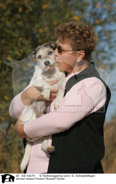 Frau ksst Parson Russell Terrier / woman kisses Parson Russell Terrier / SS-18270