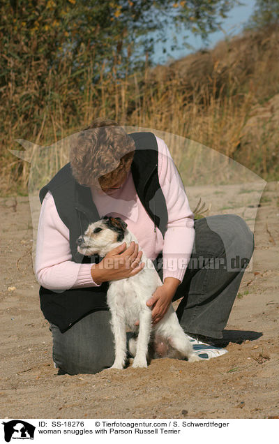 Frau kuschelt mit Parson Russell Terrier / woman snuggles with Parson Russell Terrier / SS-18276