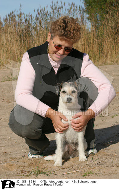 Frau mit Parson Russell Terrier / woman with Parson Russell Terrier / SS-18284