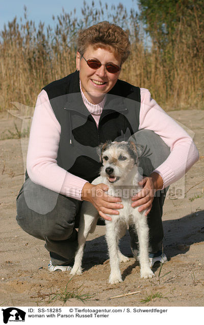 Frau mit Parson Russell Terrier / woman with Parson Russell Terrier / SS-18285