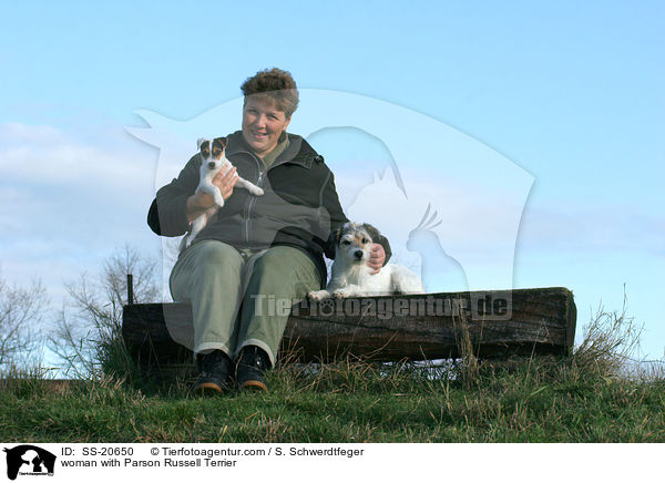 Frau mit Parson Russell Terrier / woman with Parson Russell Terrier / SS-20650