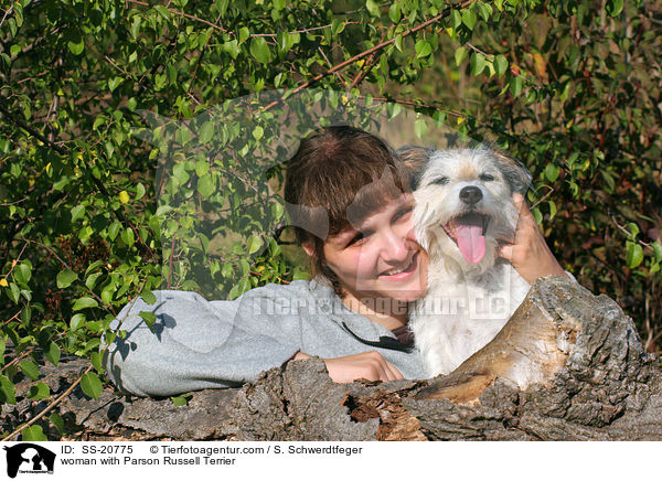 Frau mit Parson Russell Terrier / woman with Parson Russell Terrier / SS-20775