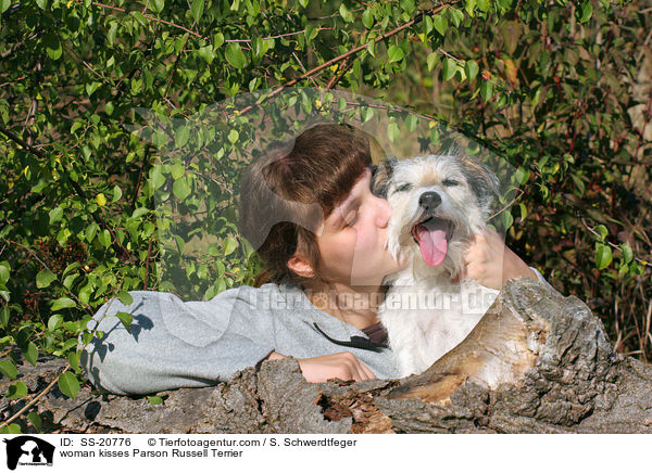 Frau ksst Parson Russell Terrier / woman kisses Parson Russell Terrier / SS-20776