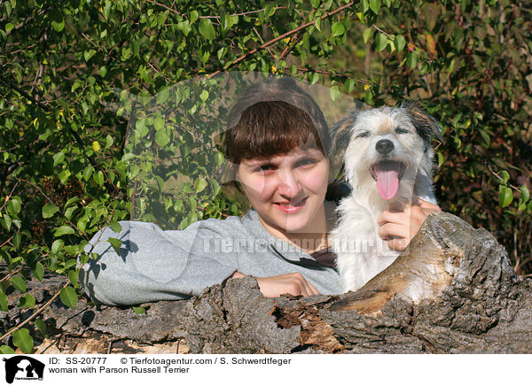 Frau mit Parson Russell Terrier / woman with Parson Russell Terrier / SS-20777