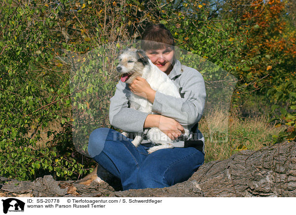 Frau mit Parson Russell Terrier / woman with Parson Russell Terrier / SS-20778