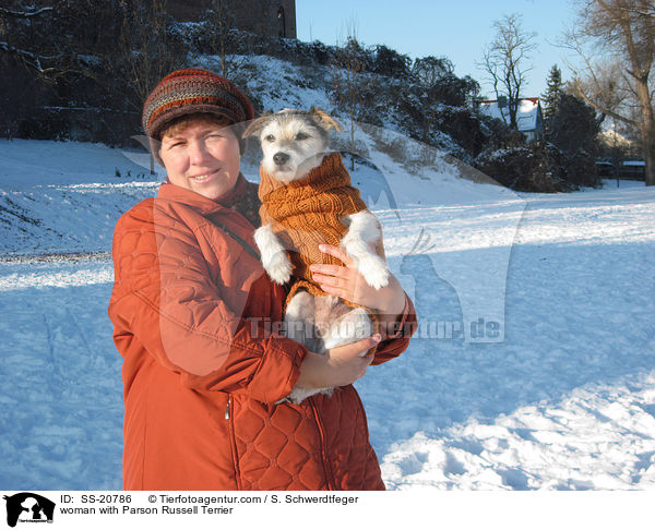 Frau mit Parson Russell Terrier / woman with Parson Russell Terrier / SS-20786