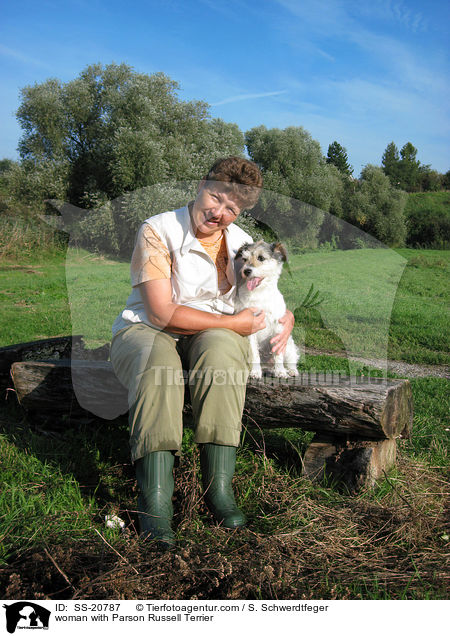 Frau mit Parson Russell Terrier / woman with Parson Russell Terrier / SS-20787