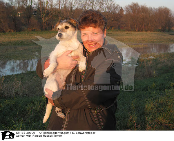 Frau mit Parson Russell Terrier / woman with Parson Russell Terrier / SS-20790