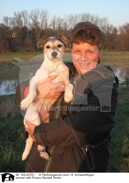 Frau mit Parson Russell Terrier / woman with Parson Russell Terrier / SS-20791