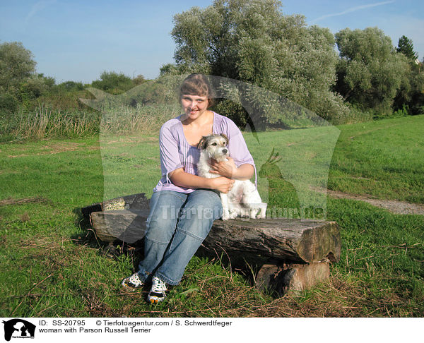 Frau mit Parson Russell Terrier / woman with Parson Russell Terrier / SS-20795