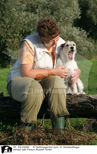 Frau mit Parson Russell Terrier / woman with Parson Russell Terrier / SS-24080