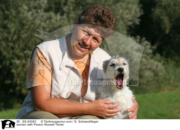 Frau mit Parson Russell Terrier / woman with Parson Russell Terrier / SS-24083