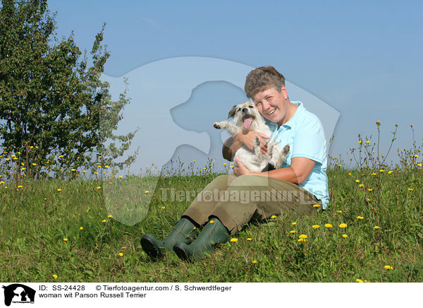 Frau mit Parson Russell Terriern / woman wit Parson Russell Terrier / SS-24428