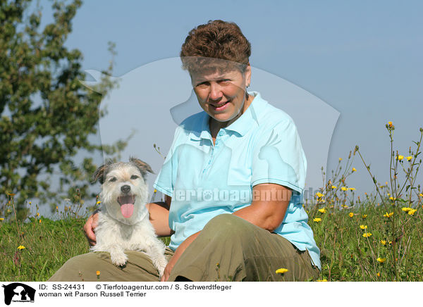Frau mit Parson Russell Terriern / woman wit Parson Russell Terrier / SS-24431