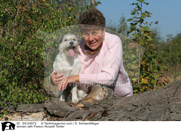 Frau mit Parson Russell Terrier / woman with Parson Russell Terrier / SS-24672