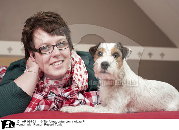 Frau mit Parson Russell Terrier / woman with Parson Russell Terrier / AP-09791