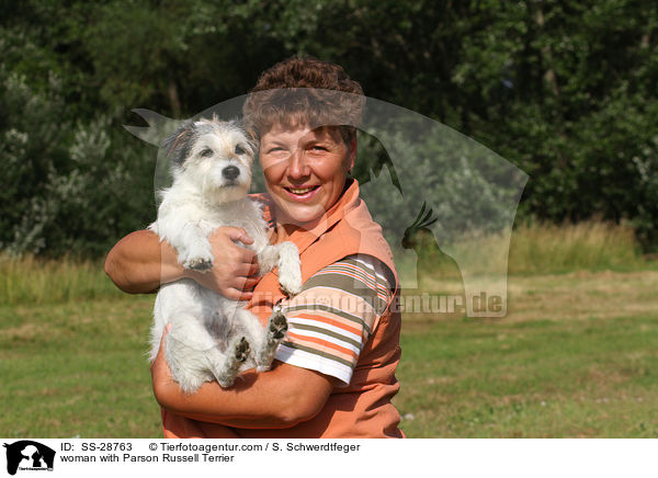 Frau mit Parson Russell Terrier / woman with Parson Russell Terrier / SS-28763