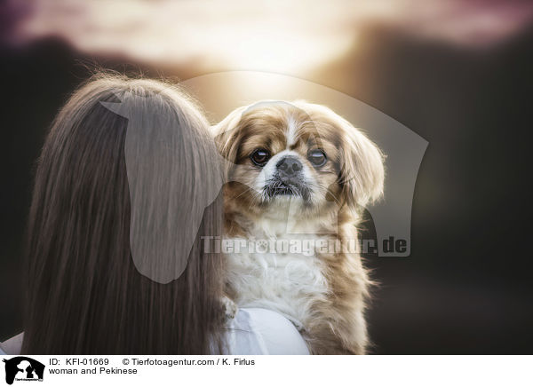 Frau und Pekinese / woman and Pekinese / KFI-01669
