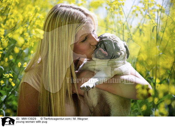 junge Frau mit Mops / young woman with pug / MW-13929