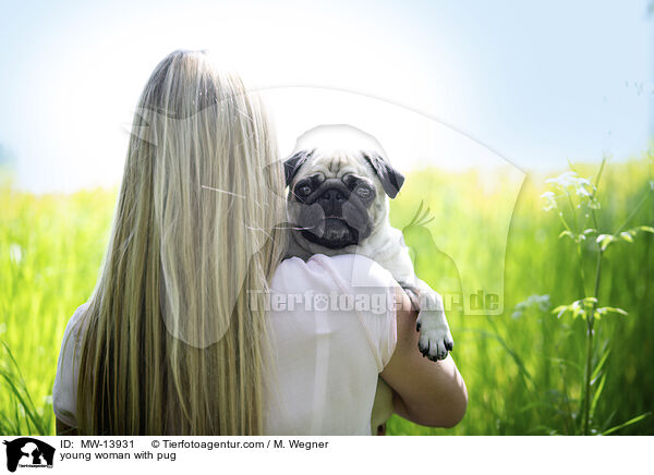 junge Frau mit Mops / young woman with pug / MW-13931