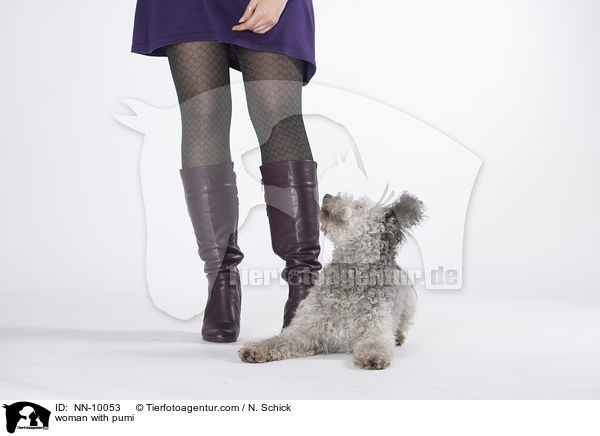 Frau mit Pumi / woman with pumi / NN-10053
