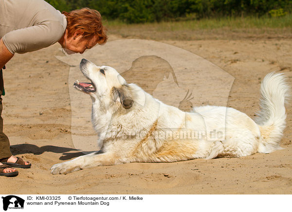 Frau und Pyrenenberghund / woman and Pyrenean Mountain Dog / KMI-03325