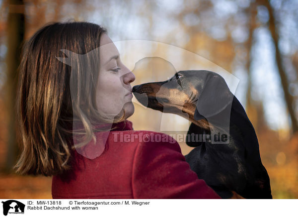 Kaninchendackel mit Frau / Rabbit Dachshund with woman / MW-13818