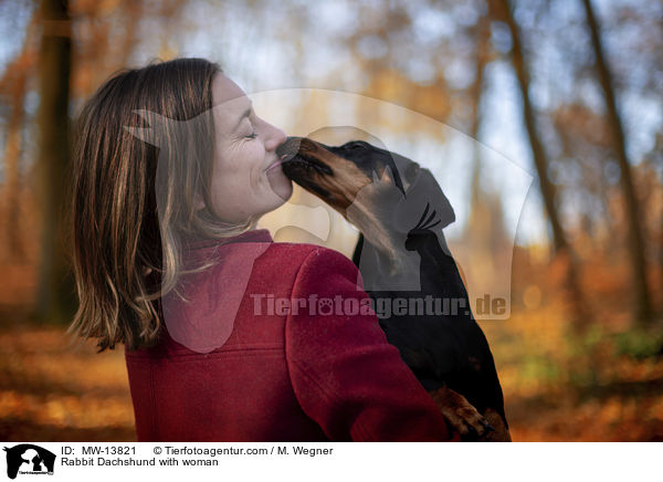 Kaninchendackel mit Frau / Rabbit Dachshund with woman / MW-13821