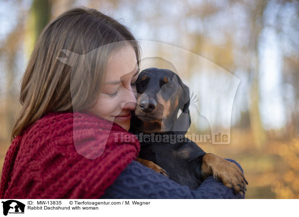 Kaninchendackel mit Frau / Rabbit Dachshund with woman / MW-13835