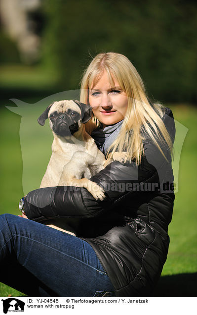 Frau mit Retromops / woman with retropug / YJ-04545