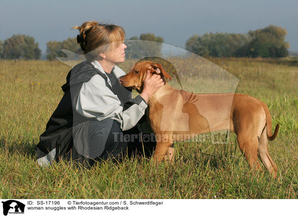 Frau kuschelt mit Rhodesian Ridgeback / woman snuggles with Rhodesian Ridgeback / SS-17196