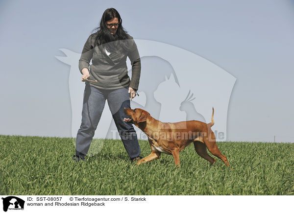 Frau und Rhodesian Ridgeback / woman and Rhodesian Ridgeback / SST-08057