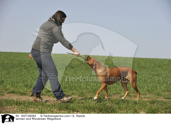 Frau und Rhodesian Ridgeback / woman and Rhodesian Ridgeback / SST-08064
