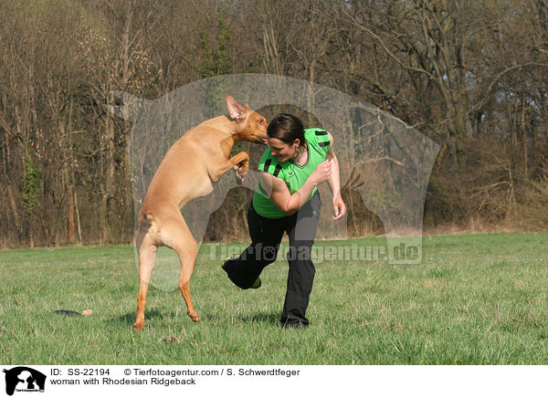 Frau mit Rhodesian Ridgeback / woman with Rhodesian Ridgeback / SS-22194