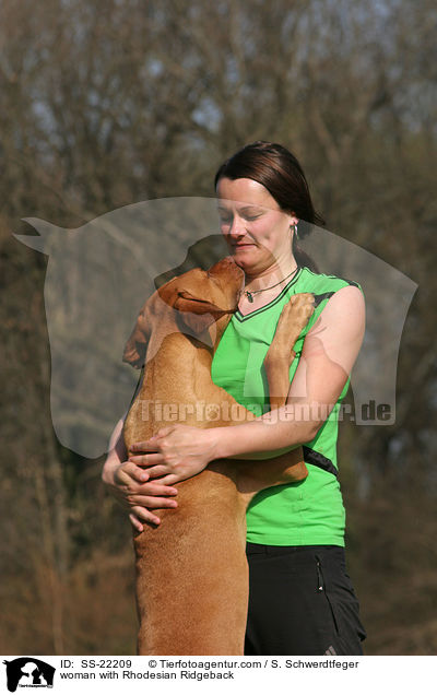 Frau mit Rhodesian Ridgeback / woman with Rhodesian Ridgeback / SS-22209