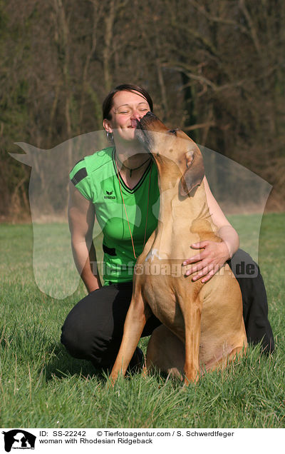 Frau mit Rhodesian Ridgeback / woman with Rhodesian Ridgeback / SS-22242
