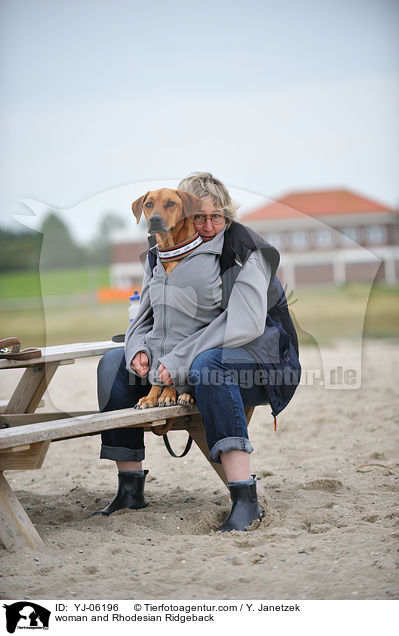 Frau und Rhodesian Ridgeback / woman and Rhodesian Ridgeback / YJ-06196