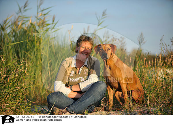 Frau und Rhodesian Ridgeback / woman and Rhodesian Ridgeback / YJ-09768