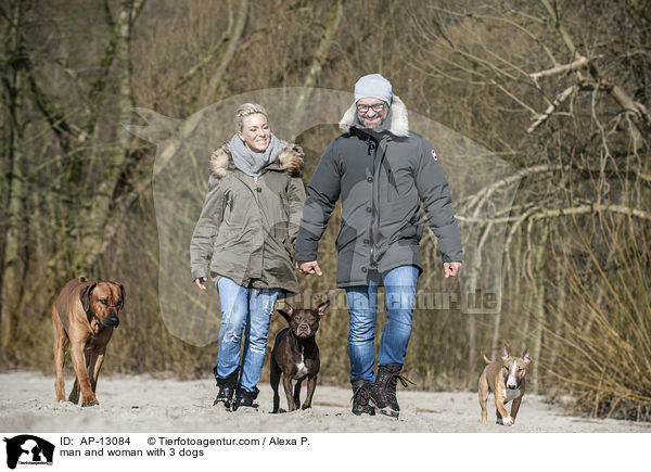 Mann und Frau mit 3 Hunden / man and woman with 3 dogs / AP-13084