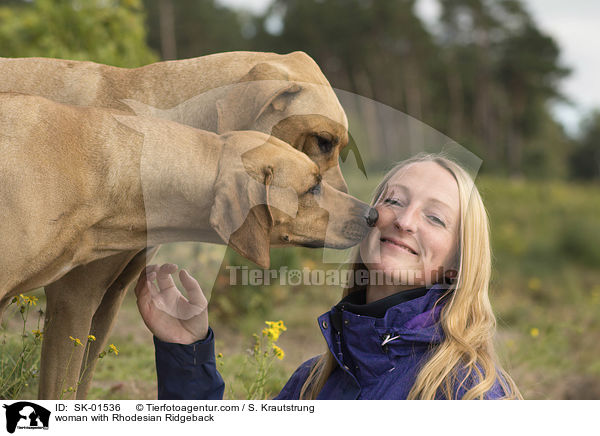 Frau mit Rhodesian Ridgebacks / woman with Rhodesian Ridgeback / SK-01536