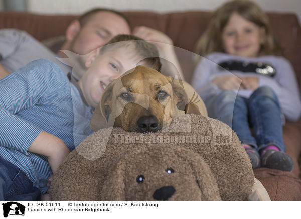 Menschen mit Rhodesian Ridgeback / humans with Rhodesian Ridgeback / SK-01611