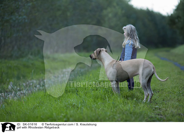 Mdchen mit Rhodesian Ridgeback / girl with Rhodesian Ridgeback / SK-01616