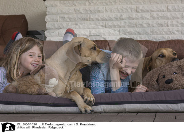 Kinder mit Rhodesian Ridgeback / childs with Rhodesian Ridgeback / SK-01626