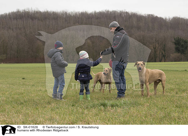 Menschen mit Rhodesian Ridgeback / humans with Rhodesian Ridgeback / SK-01628