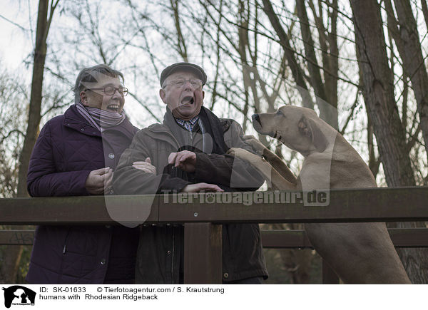 Menschen mit Rhodesian Ridgeback / humans with  Rhodesian Ridgeback / SK-01633