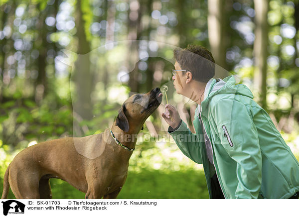 Frau mit Rhodesian Ridgeback / woman with Rhodesian Ridgeback / SK-01703