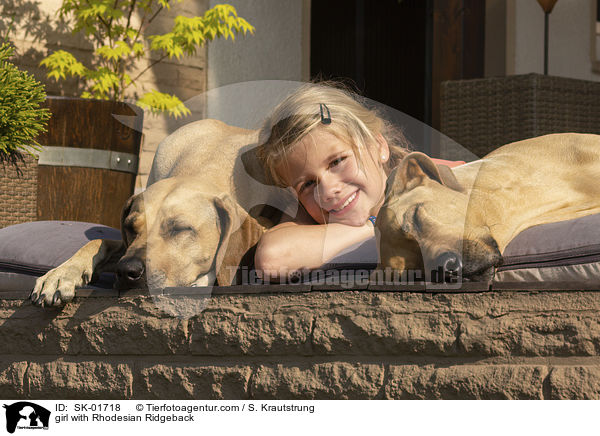 Mdchen mit Rhodesian Ridgeback / girl with Rhodesian Ridgeback / SK-01718